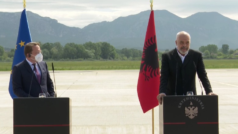 Rama pret në Rinas komisionerin Varhelyi: Ishte zëri i arsyes për të sjellë vaksinat në Shqipëri 1620202082 Screenshot3
