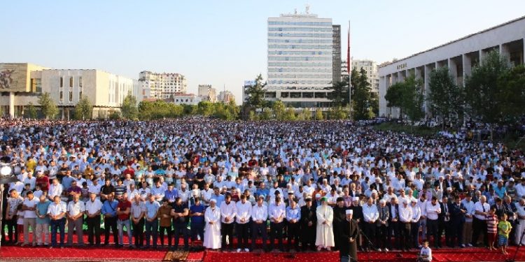 “Në orën 06:10 në sheshin Skënderbej”/ Komuniteti Mysliman i Shqipërisë njofton faljen e Fitër Bajramit 1620751268 18524910440352635798675004621329861595139865n 750x375 1