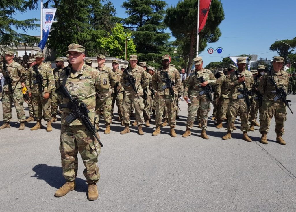 Të shtëna me armë, zbritje me litar nga korpusi universitar! Ushtarët shqiptarë demonstrojnë në Sheshin "Nënë Tereza" 1 1621758611 3