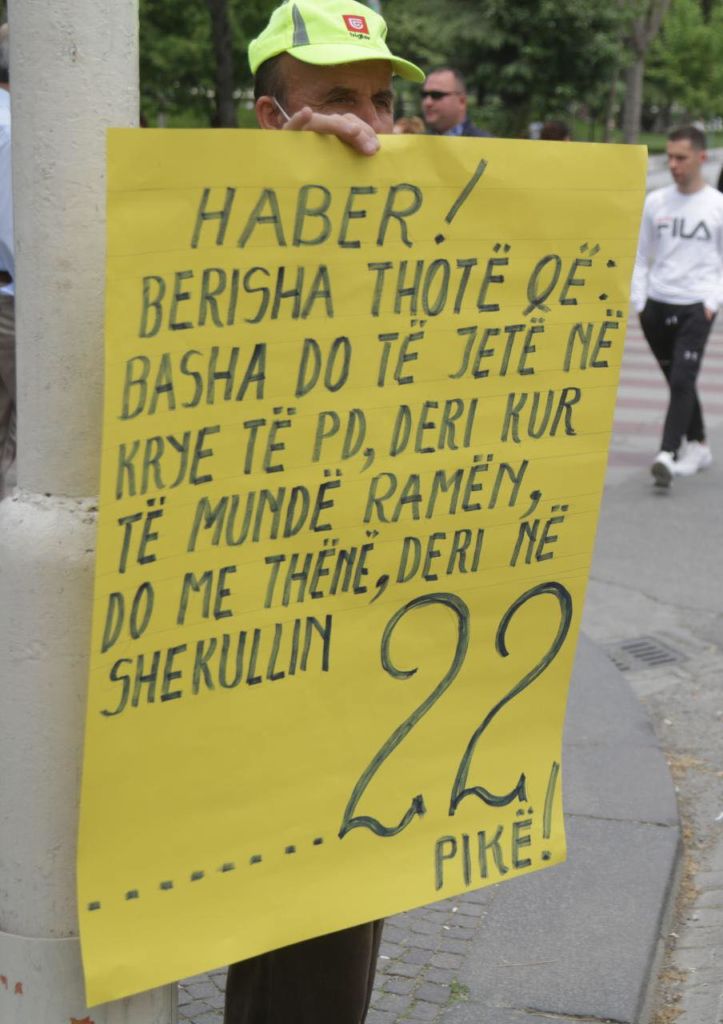 FOTOT/ Një protestues ndryshe në rrugët e Tiranës 1 182480808 331930754985185 5998947877130898281 n