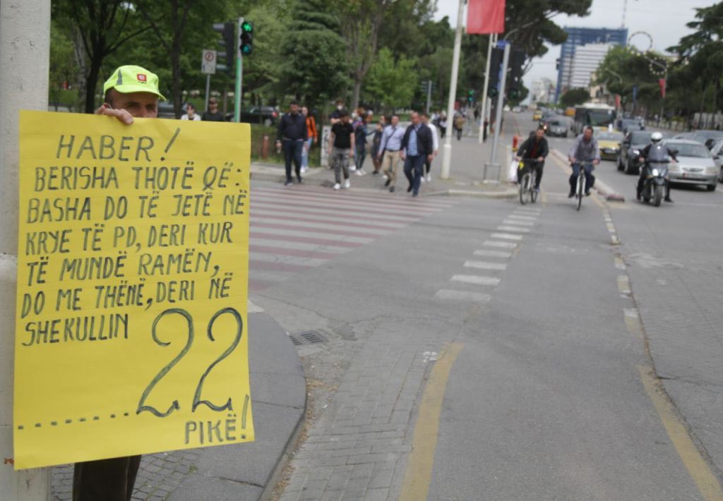 FOTOT/ Një protestues ndryshe në rrugët e Tiranës 183321507 910156599552453 4130591641309232631 n