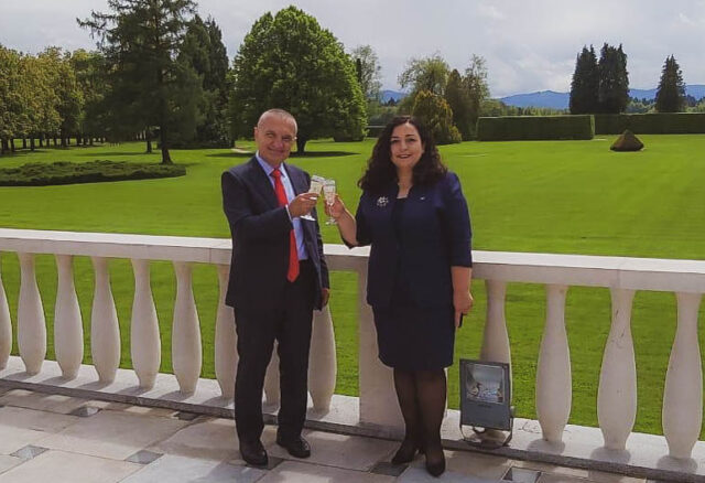 Vjosa Osmani nxjerr fotot me Metën, pozojnë krah njëri-tjetrit me shampanjë në duar 188020814 319848289499717 8475585408594298326 n 640x438 1
