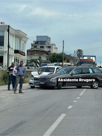 “Benzi” i pret rrugën dhe godet makinën e policisë në Shijak (FOTO) 1 192711036 1054340285094303 5802473509685773828 n