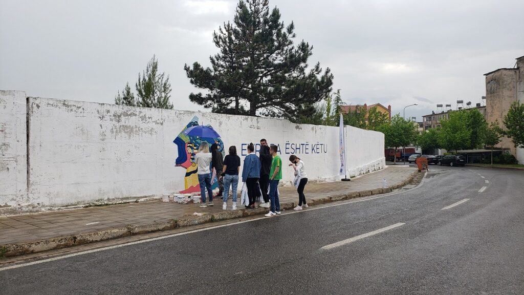 Mat / Kryebashkiaku Malaj pret delegacionin e BE-së, të rinjtë pikturojnë “Evropa është këtu“ 1 4 3