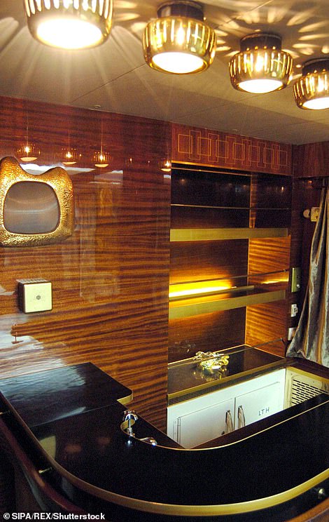 Priti mbretër e aktorë, brenda trenit luksoz të diktatorit Tito 8 42524208 9538257 A bar inside the locomotive a 55 1620079314624