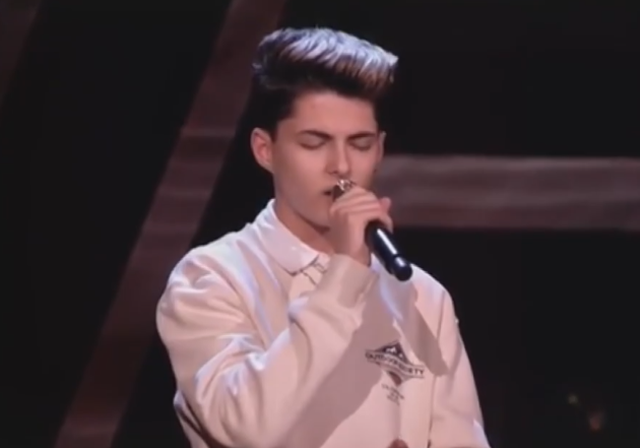 Ngriti në këmbë gjithë publikun me zërin e tij të mrekullueshëm, 15-vjeçari shqiptar shkëlqen në ‘The Voice Kids' në Gjermani 1 640 0 6090f9ed2cc24