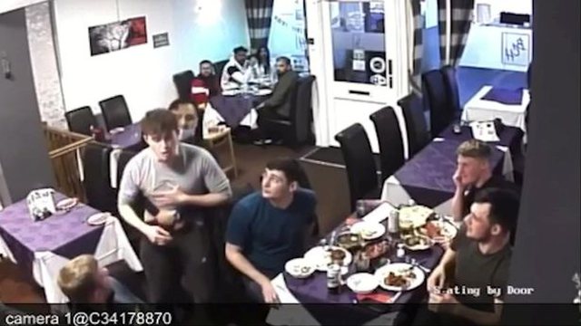 Po mbytej nga ushqimi, kamerieri hero shpëton klientin 640 0 60afc82ab6900