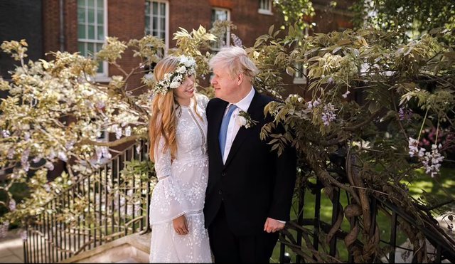 Boris Johnson martohet në fshehtësi, kjo foto po qarkullon me shpejtësi në rrjet 1 640 0 60b36b5be671b