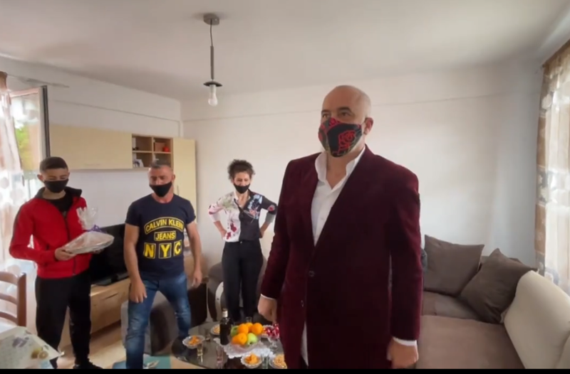 I ndodh incidenti i papritur teksa po dilte nga banesa, kryeministri Rama bën batutat epike: Hajde, syri i keq! 800 0 60a256ec86df6