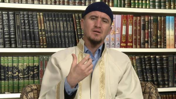 Tradita shqiptare në ceremonitë mortore, imami kundër: Mblidhen gratë e fisit dhe qajnë me melodi! Ky vajtim është harram Ahmed Kalaja
