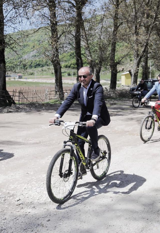 FOTO/ Balla, Klosi dhe Soreca me biçikletë në Stëblevë 1 Balla Klosi dhe Soreca me biciklete ne Stebleve 2