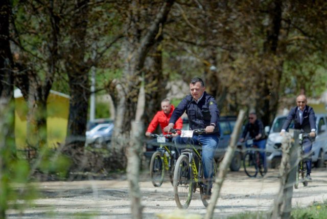 FOTO/ Balla, Klosi dhe Soreca me biçikletë në Stëblevë Balla Klosi dhe Soreca me biciklete ne Stebleve 3