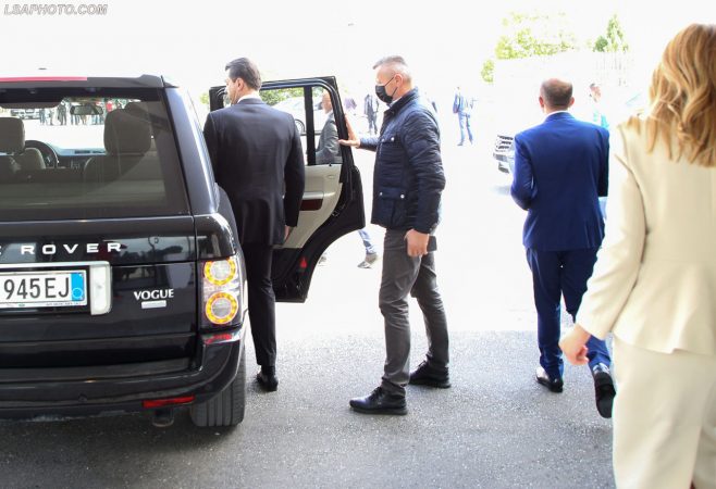 A janë takuar Rama dhe Basha në Rinas? Reagon PD: Një gënjeshtër tjetër për të mbuluar vjedhjen e votave Basha Varhelyi 2 658x450 1