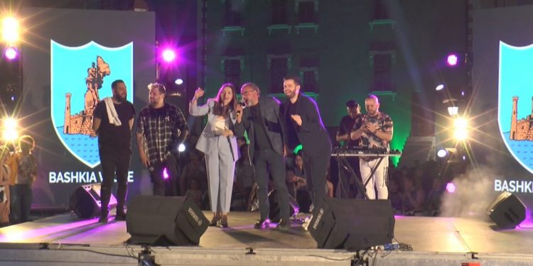 Pas përjashtimit nga PS, Dritan Leli rishfaqet i vetëm për çeljen e sezonit turistik Dritan Leli