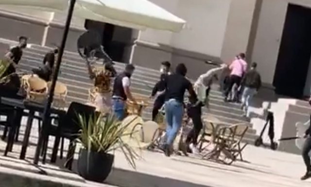 Sherr mes dy grupeve të rinjsh, shqiptari 20-vjeçar plagoset rëndë Foto nga sherri