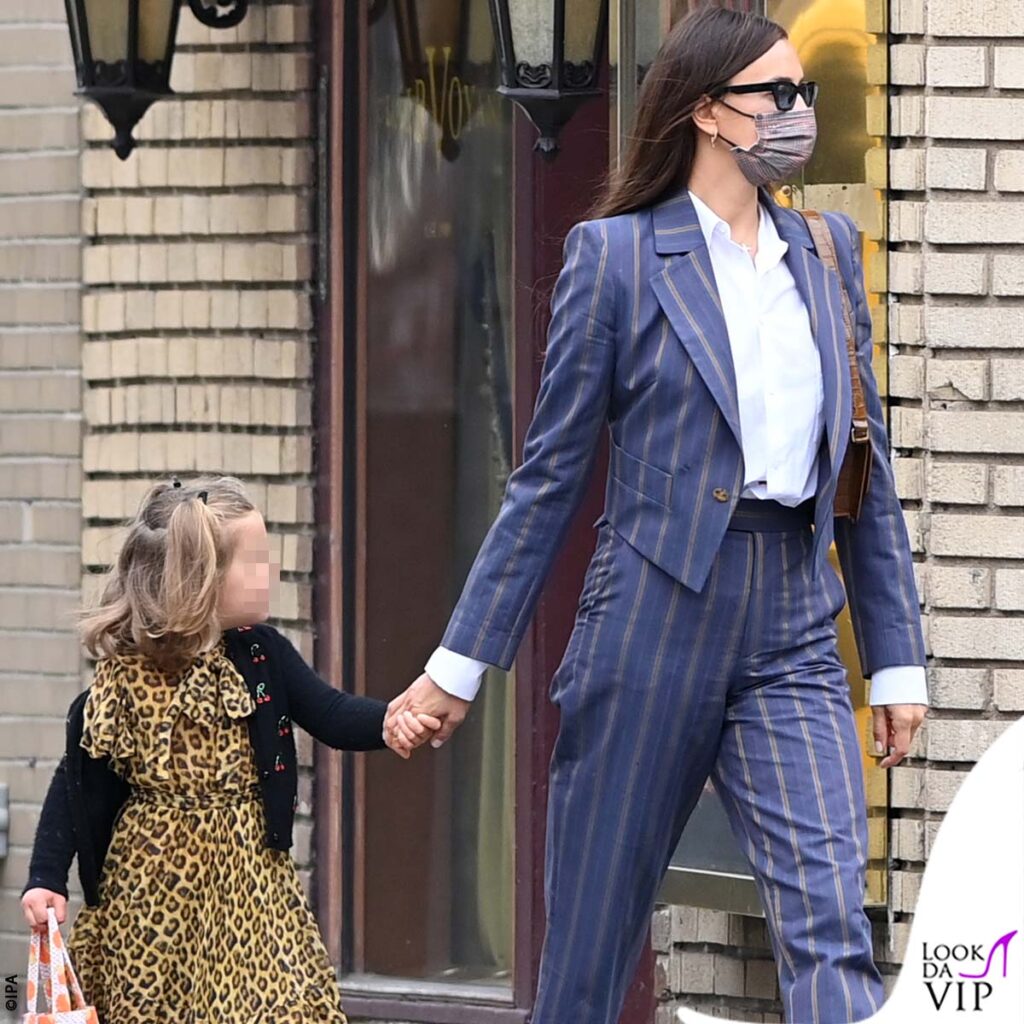 Irina Shayk shëtitje në New York, trotuaret e Big Apple tani janë pasarelat e saj 4 Irina Shayk completo Vivienne Westwood scarpe Dr Martens