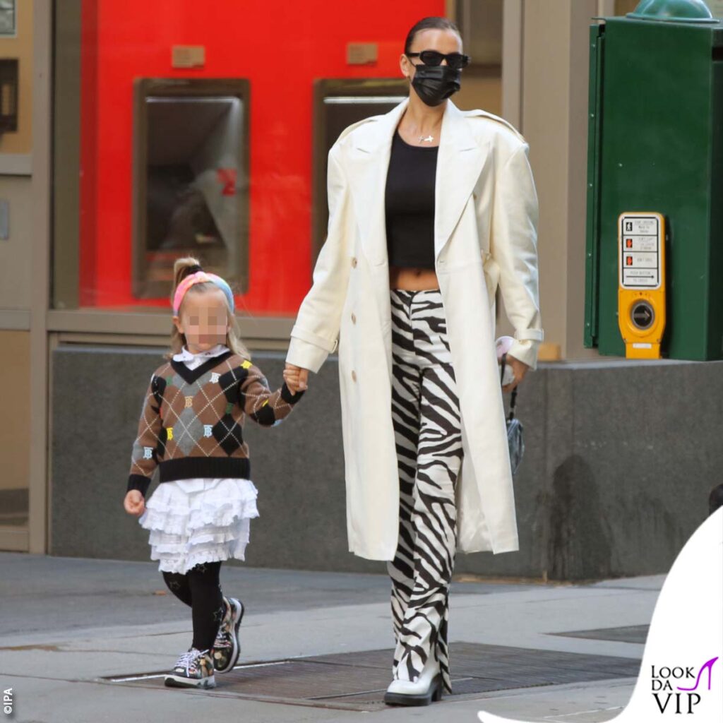 Irina Shayk shëtitje në New York, trotuaret e Big Apple tani janë pasarelat e saj 1 Irina Shayk trench Magda Butrym pantaloni Blumarine stivali Stuart Weitzman