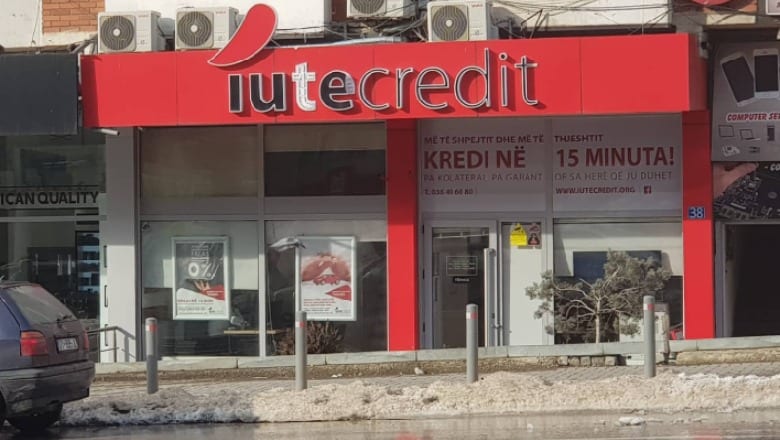 Mbyllen hetimet për ish-punonjësen e “Iute Credit” në Fier, përdorte të dhënat e ish-klientëve sikur merrnin kredi Iute Credit