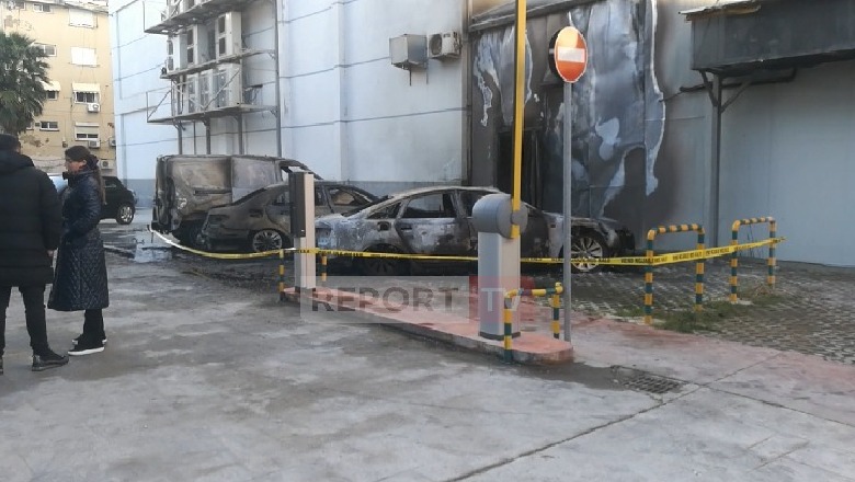 I vuri flakën 3 automjeteve të parkuara pranë një qendre tregtare në Lushnje, arrestohet 26-vjeçari Ludhnje