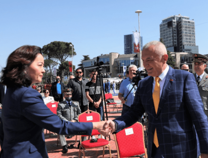 Pas përplasjeve, Meta dhe Yuri Kim i japin dorën njëri-tjetrin META KIM