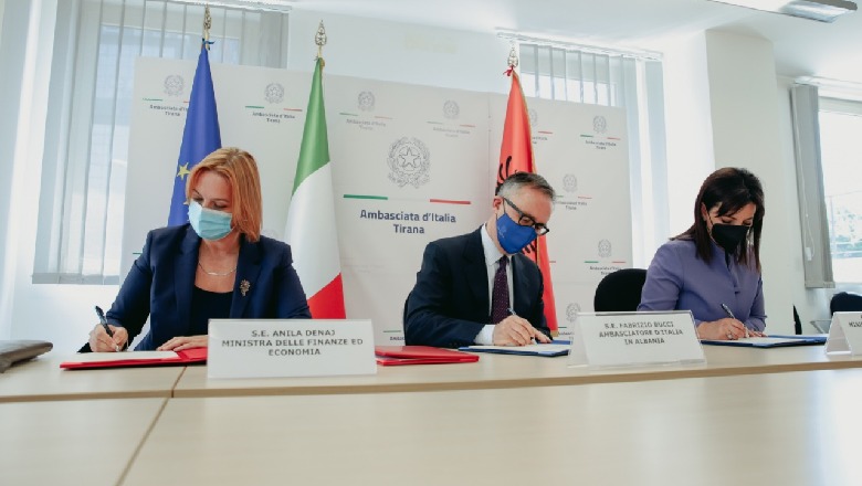 Nënshkruhet Marrëveshja, do nxitet mësimdhënia e gjuhës italiane në sistemin arsimor shqiptar Ministrja Anila Denaj ambasadori italian Fabrizio Bucci dhe ministrja Evis Kushi