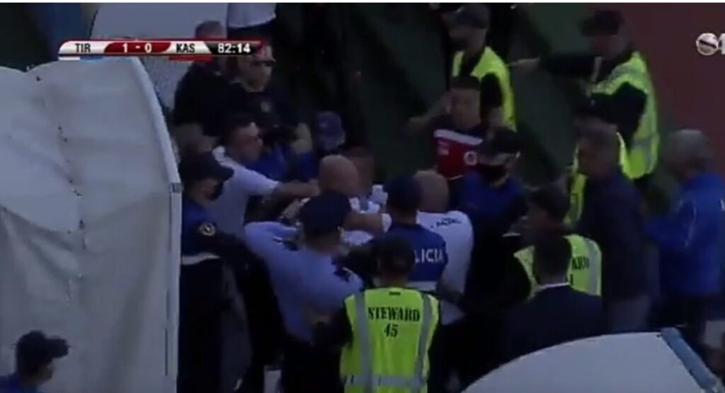 Sherr i madh në “Selman Stërmasi”, trajneri i Kastriotit kapet me lojtarët e Tiranës. Ndërpritet ndeshja (VIDEO) Screenshot 2021 05 08 174942