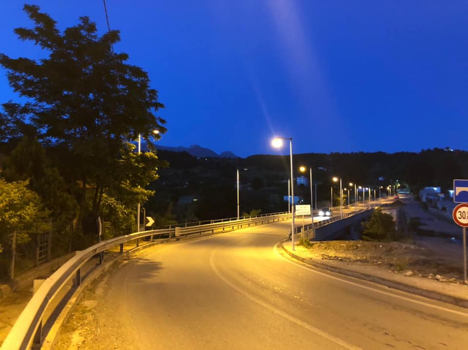 Bashkia ndriçon Urën e Matit, i jep tjetër pamje hyrjes për në qytet Ura