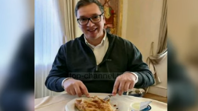 Vuçiç ha byrek përpara takimit me Kurtin: Do jetë javë e vështirë! Vucic ha byrek