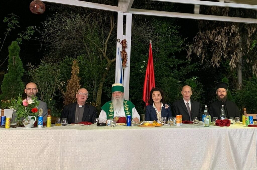 Yuri Kim Iftar me Baba Mondin dhe Noah Gendler