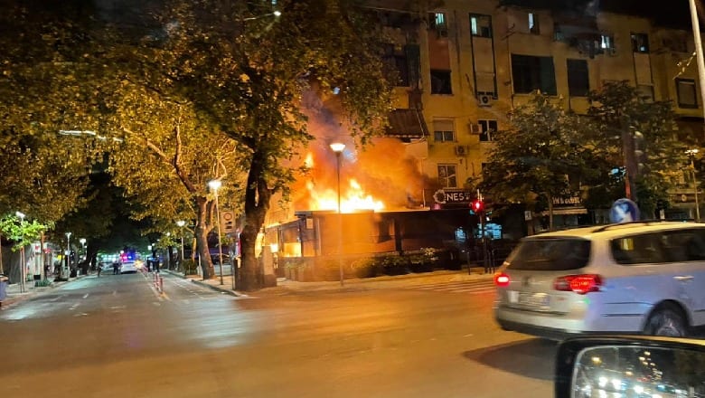 Video/ I riu i vuri flakën lokalit në mes të “Myslym Shyrit”. Dalin pamjet teksa spërkat ambientin me benzinë Zjarri 1