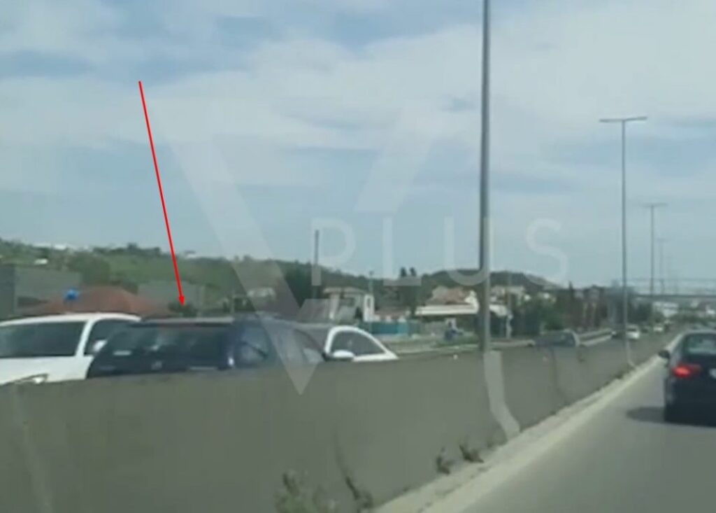 Makina kundravajtje në Vorë përplaset kokë më kokë me katër të tjera aksident