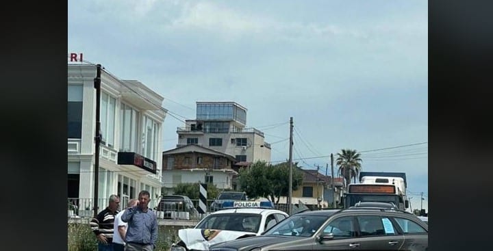 “Benzi” i pret rrugën dhe godet makinën e policisë në Shijak (FOTO) aksident 3