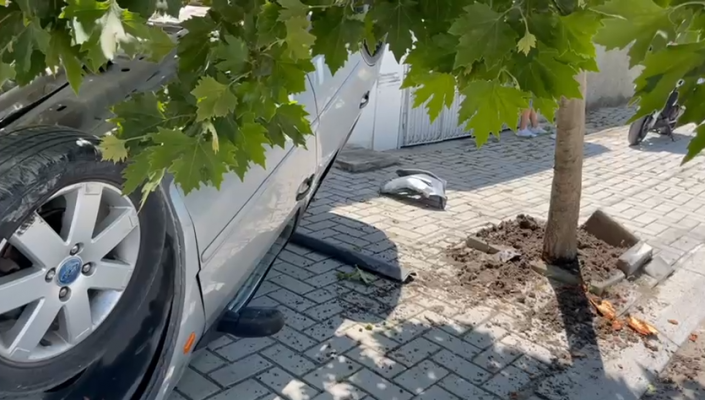 Makina kthehet përmbys në Vlorë! Drejtuesja ishte një vajzë, u përplas me bordurën dhe një pemë 2 aksident2 1 705x400 1