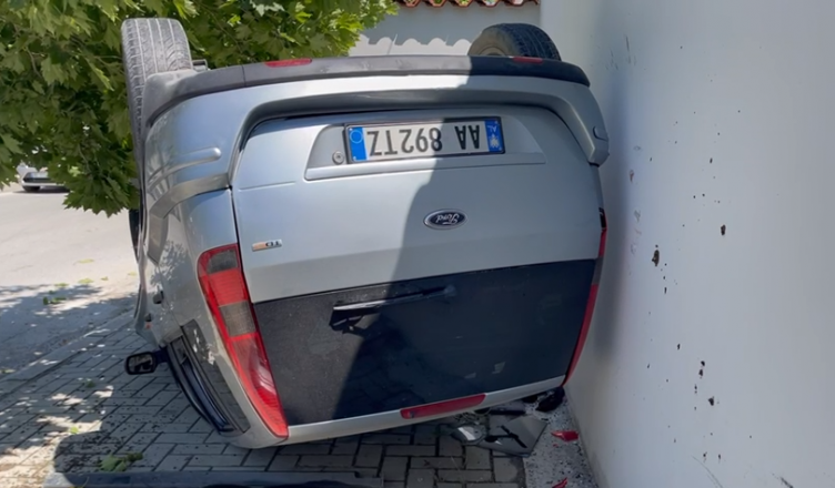 Makina kthehet përmbys në Vlorë! Drejtuesja ishte një vajzë, u përplas me bordurën dhe një pemë 1 aksident3 752x440 1