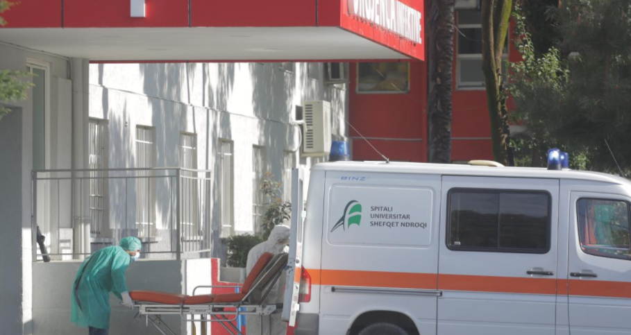 Dy të vdekur dhe 67 raste të reja me Covid në vend ambulanca