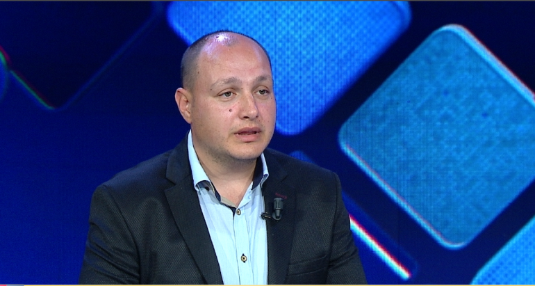 Gazetari vlonjat, Enrik Mehmeti i kërcënuar?! Kërkon leje për armë enrik mehmeti 3 770x411 1