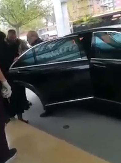 Fotot/ Ish-lideri i PS Fatos Nano në gjendje ”të rënduar shëndetësore”, e transportojnë me karrocë! 1 fatosi