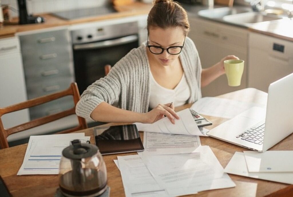 Rritja e punës nga shtëpia në kohë pandemie, ndikimi i madh që do ketë te menaxherët kalimi në një botë hibride home working