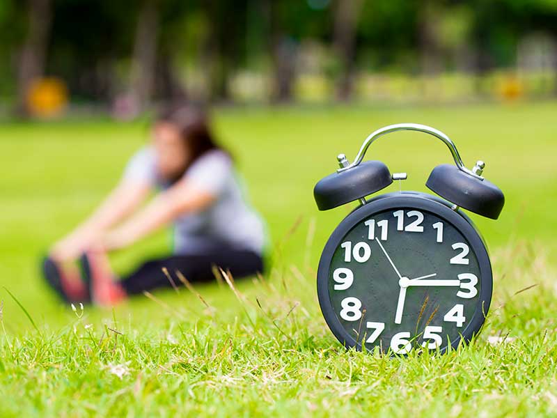 Truket e thjeshta për t’u zgjuar herët në mëngjes how to wake up early morning 1