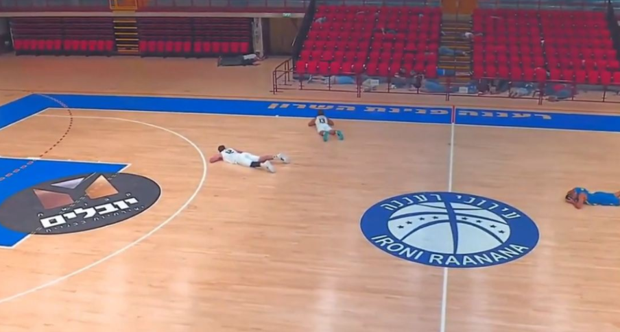 VIDEO/ Alarm për bombë gjatë ndeshjes, basketbollistët shtrihen në parket izrael makabi