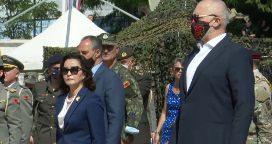 Rama, Meta dhe Yuri Kim bëhen bashkë në stërvitjen ushtarake kim rama