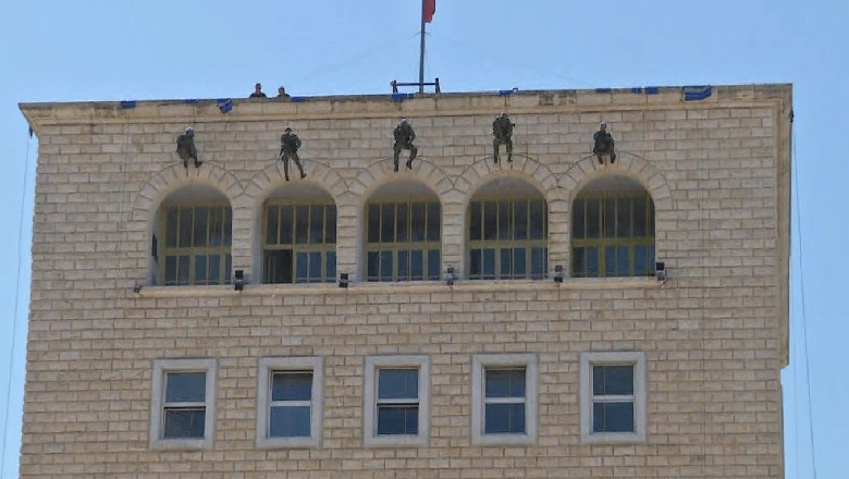 Të shtëna me armë, zbritje me litar nga korpusi universitar! Ushtarët shqiptarë demonstrojnë në Sheshin “Nënë Tereza” korpusi