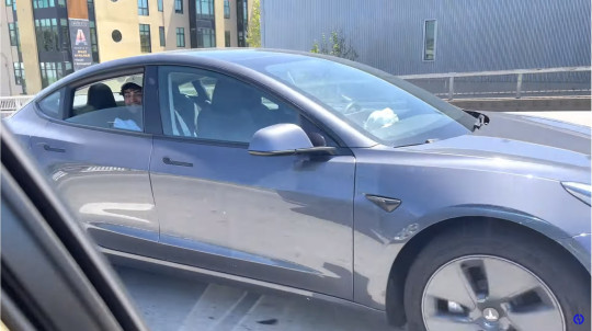 Kishte aktivizuar autopilotin dhe po rehatohej në sediljen e pasme në autostradë, arrestohet shoferi i Tesla-s makina 1