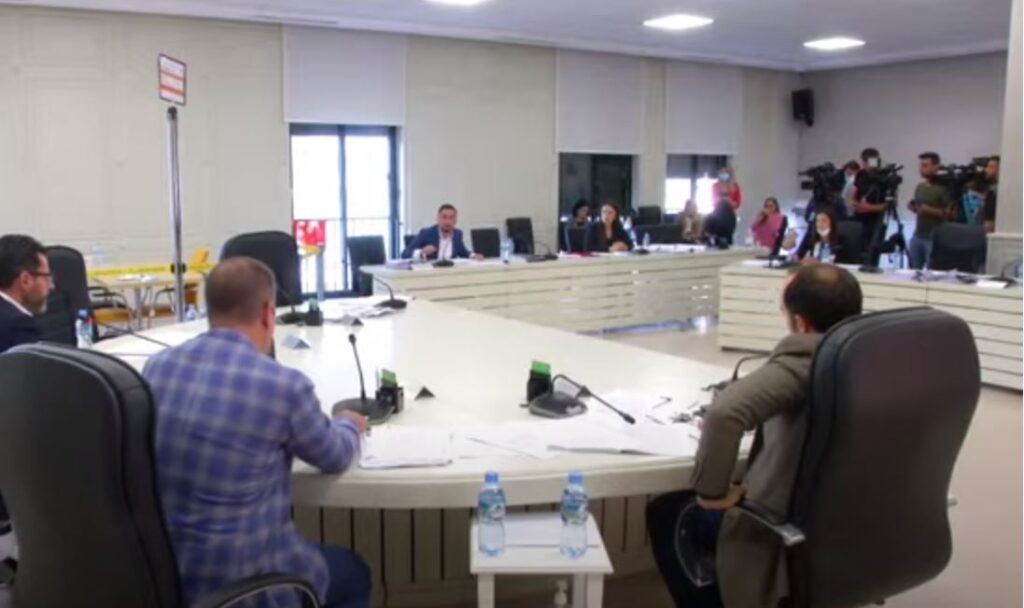 Përfaqësuesi i PD denoncon vëzhguesen e PS-së: Ka kërcënuar me jetë nja nga tanët, i ka thënë ‘do të të pres gjuhën’, kjo është skenë krimi. Mos më hiqni audion mbledhja
