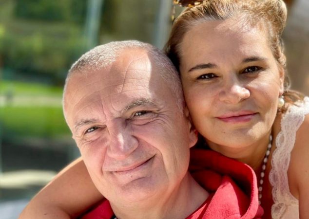 Kryemadhi uron besimtarët me foton duke përqafuar Metën: Gëzuar nga ne të dy, bekime për familjet tuaja! metaaa e1619946311961 634x450 1
