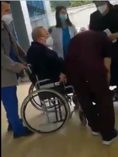 Fotot/ Ish-lideri i PS Fatos Nano në gjendje ”të rënduar shëndetësore”, e transportojnë me karrocë! 2 nano