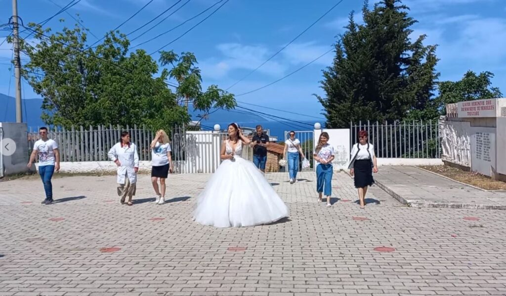 Ndodh në Vlorë, mësuesja e matematikës paraqitet në shkollë me fustanin e nusërisë nuse