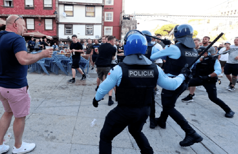 Finalja e Champions League/ Tifozët e Cytit dhe Chelseas, përleshje me policinë në rrugët e Portos policet