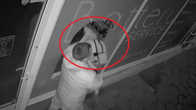 Grindet me të dashurin, e reja në nerva e sipër godet me kokë xhamin e një dyqani (VIDEO) sherr vjedhje