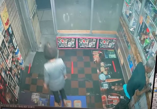 Amerikani futet në dyqan e sulmon me tullë dy gratë aziatike (VIDEO) sherr